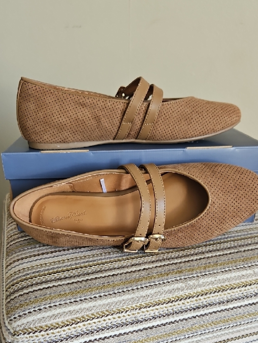 Universal Thread Henrietta Flats with Memory Foam - Picture 4 of 5